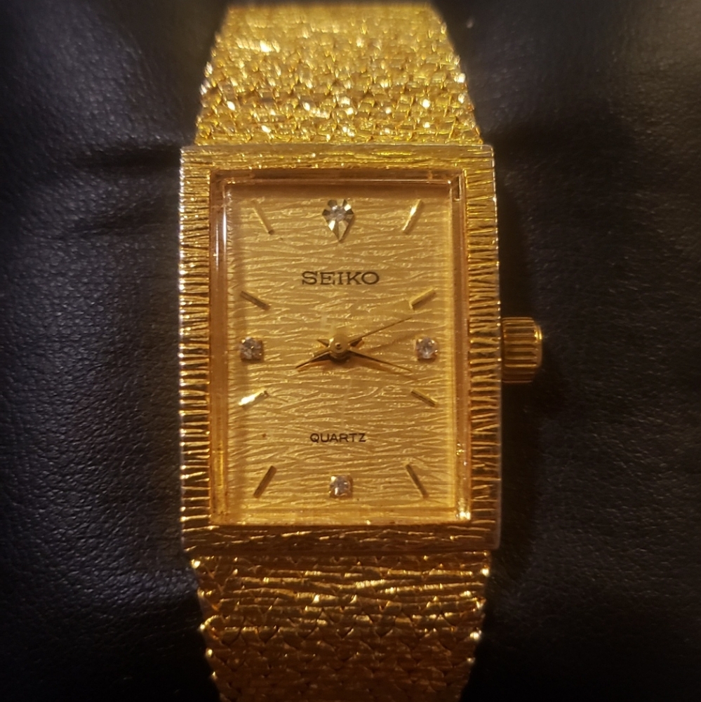 VintageSeiko 14k Gold  w/ Dimond Accent Stunning women's watch.